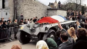 Catafalque du général De Gaulle transporté sur un véhicule blindé de reconnaissance conservé au musée des blindés de Saumur