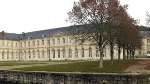 Wikimédia Commons - Abbaye Notre-Dame du Bec, panoramique de la façade sud, église abbatiale et bâtiments conventuels.