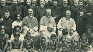 Missionnaires et habitants de l'île Yule vers 1892.