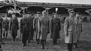 © Archive départemental de Maine-et-Loire : Ces photographies prises au stade Bessonneau à Angers en 1940 nous montrent la cérémonie de remise de fanion à un régiment polonais recréé sur place. Le général Sikorski, chef du gouvernement, préside.