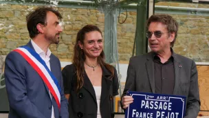 de gauche à droite : Grégory Doucet, maire de Lyon, Émilie Jarre, et Jean-Michel Jarre tenant la plaque "passage France Pejot" - © RCF Lyon