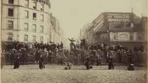 Une barricade lors du soulèvement du 18 mars 1871.