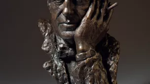 Buste en bronze de Ian Fleming, réalisé par le sculpteur Anthony Smith en 2008.