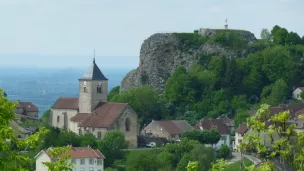 ©2021 - Amive - La Madone veille depuis son rocher sur l'église de Saint-Laurent-la-Roche