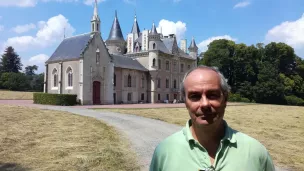 © RCF Anjou - A Chemillé en Anjou, la porterie du château néo-gothique de la Faultrière est à sauver. Ghislain de la Grandière nous en parle.