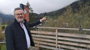 Yves Fournier sur un promontoire naturel du village, la pierre Bergère. 