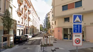 Zone 30 à Villeurbanne, au croisement du Cours Émile Zola et de la rue d'Inkermann - © Google LLC