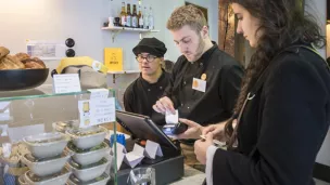 11 avril 2018 : Le Café Joyeux est un coffee-shop qui offre un emploi à des personnes atteintes d'un handicap mental ou de troubles cognitifs. Paris (75), France