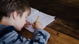 Jeune garçon faisant ses devoirs ©Photo by Annie Spratt on Unsplash