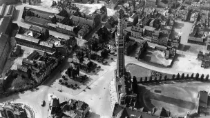 1926 - Vue aérienne du nouvel hôtel de ville, quelques temps après sa construction, Bibliothèque Municipale de Lille