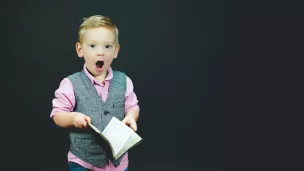 Jeune enfant avec un livre ©Photo by Ben White on Unsplash