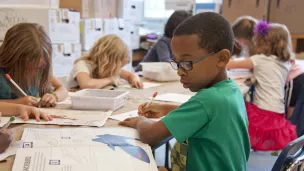 Enfants dans une classe à l'école ©Photo by CDC on Unsplash