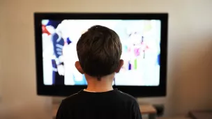 Enfant regardant la télévision ©Image par Vidmir Raic de Pixabay 