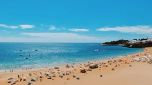 Touristes sur une plage au Portugal ©Photo by Dahee Son on Unsplash