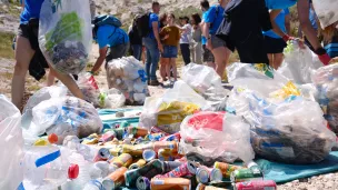 Ramassage de déchets dans les Calanques de Marseille - Nina Pavan