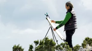 Philippe Chancel - La peintre Fabienne Verdier face à la montagne Sainte-Victoire