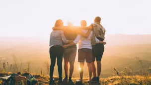 Famille devant un coucher de soleil ©Photo by Helena Lopes on Unsplash