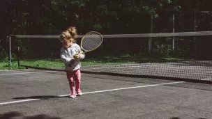 Jeune enfant jouant au tennis ©Photo by Kelly Sikkema on Unsplash