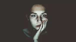 Photo by Niklas Hamann on Unsplash - Le phénomène des fake news est amplifié par la puissance et la vitesse des réseaux sociaux