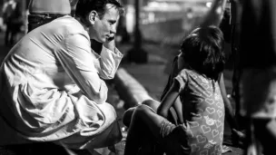 Association ANAK-Tnk - Le Père Matthieu Dauchez dans les rues de Manille, Philippines