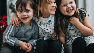 Trois jeunes enfants rigolant ©Photo by Nathan Dumlao on Unsplash