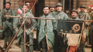 Wikimedia commons - Poilus posant avec leur drapeau, 1918. Autochrome des Frères Lumière.