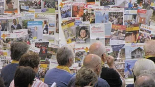 SEDICOM - rédacteurs de journaux paroissiaux en travail devant des unes