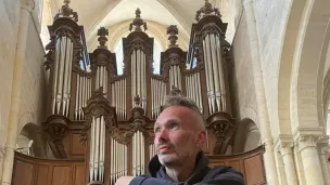 2021 - Guido Vonk - Serge Schoonbroodt devant l'orgue de Falaise