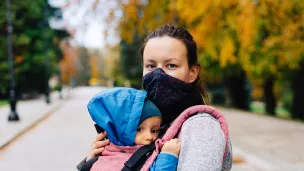 Femme portant un masque avec son bébé ©Image par marcinjozwiak de Pixabay 