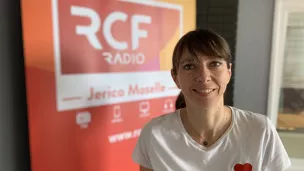 Alicia Hiblot dans les studios de RCF à Metz