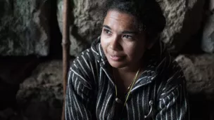 Jeune femme lors d'un Goum, une marche au pas de la méditation, dans un esprit de pauvreté (2016) ©Martin VARRET/CIRIC