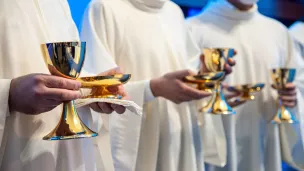 15 novembre 2020 : Eucharistie, prêtres tenant chacun à la main un calice et une coupelle contenant les hosties. Italie © M.MIGLIORATO/CPP/CIRIC