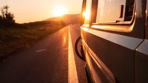 Coucher de soleil vu depuis un camping-car. ©Tobias Weinhold (Unsplash)