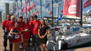 Violette Dorange avec les jeunes devant le bateau. Copyright : Pierre Girault