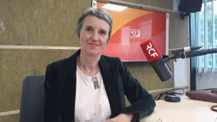 Fabienne Grébert, dans les studios de RCF à Annecy. ©Victorien Duchet - RCF Haute-Savoie