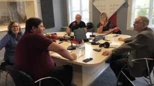 Roger Cayzelle et ses clubbers dans les studios de RCF à Metz