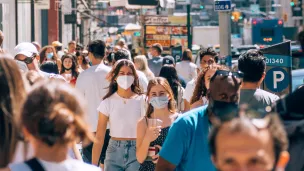 Jeunes masqués dans une foule - © Yoav Aziz via Unsplash