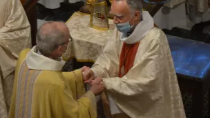 Le cadeau de Mgr Pontier à Mgr Fonlupt ©Diocèse d'Avignon