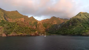 La baie de Hanavave à Fatu Iva, îles Marquises - Wikimédia commons