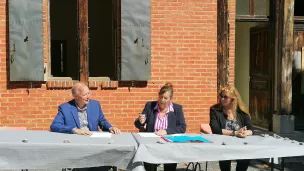 Bernard Devoucoux, maire de Brout-Vernet et Véronique Beuve, sous-préfete de Vichy signent la convention "Petites villes de demain" aux côtés de Martine Deschamps, vice-présidente de la Communauté de communes St Pourçain Sioule Limagne.