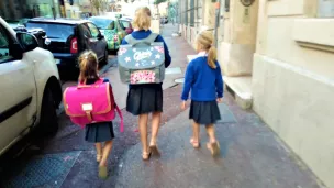 Les élèves de l'école Bx Abbé Fouque, bien reconnaissables avec leurs uniformes bleu et gris. DR