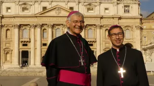 Mgr Roland (à gauche) sur la place St Pierre à Rome avec Mgr Noblot, RCF JBCocagne