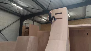 Dans sa salle de parkour, Thomas Dudoué a construit un mur de 4,50 mètres, hommage à l'émission "Ninja Warrior", dont il a été finaliste trois fois. ©RCF Anjou