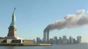 Les tours du World Trade Center en feu après les impacts des vols AA11 et UA175 ©Wikimédia commons