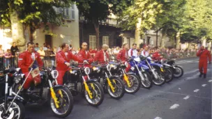  l'équipe spéciale d'acrobaties motocyclistes de la Préfecture de Police de Paris en août 2004 lors de la fête patronale de la Saint-Julien