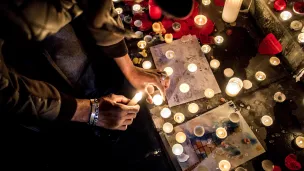 13 novembre 2016 : Bougies déposées place de la République à Paris, en hommage aux victimes des attentats terroristes du 13 novembre 2015. Paris (75), France © Michael BUNEL/CIRIC