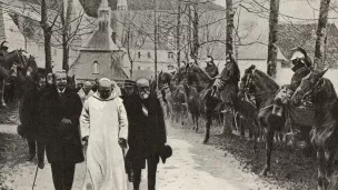 Les moines sortent du monastère escortés par la troupe (Wikipédia)