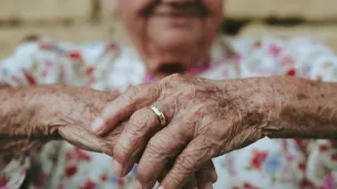 Unsplash - Chaque année 800 000 français sont atteints par la maladie d'Alzheimer