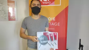 Apprendre la batterie avec Karim Breton, c'est facile ! ® RCF - Hugo Sastre.