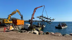 Extraction d'un chassis de mobil-home dans la baie d'Agay